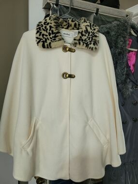 Cracker BARREL LModa Cream Cape with Leopard Faux-Fur Collar and Toggle Closures
